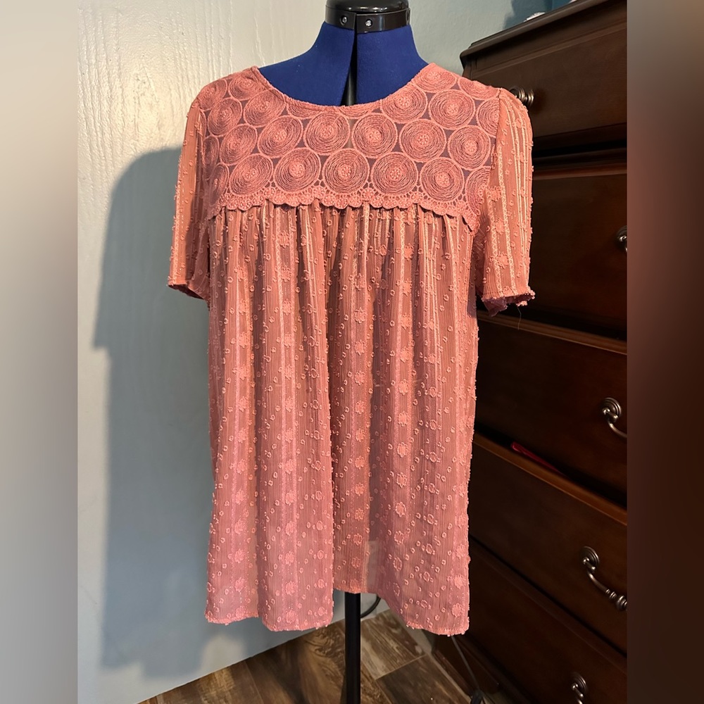 Flower & Feather short sleeve mauve lace top, L